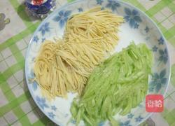 麻辣黄瓜豆皮丝的做法图解1