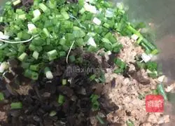 Illustration of how to make dumplings stuffed with dried pork and bamboo shoots 6