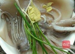 白灼大鱿鱼的做法图解1