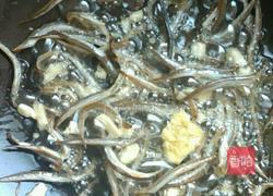 鱼仔炒凉瓜的做法图解4