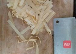 青椒豆芽炒百页的做法图解3