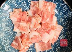 青椒洋葱炒培根的做法图解3