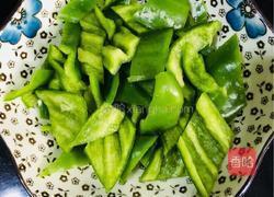 青椒洋葱炒培根的做法图解4