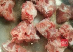 土豆粉丝炖排骨的做法图解1