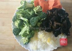 凉拌双耳西蓝花的做法图解1