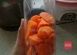 胡萝卜汁的做法图解1