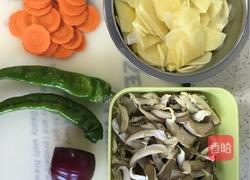土豆片炒蘑菇的做法图解1
