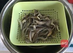 土豆片炒蘑菇的做法图解3