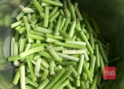 红椒蒜苔炒肉的做法图解2
