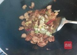 红椒蒜苔炒肉的做法图解3