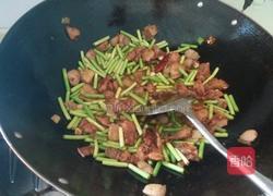 红椒蒜苔炒肉的做法图解4