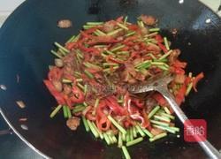 红椒蒜苔炒肉的做法图解5