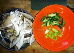 尖椒蘑菇的做法图解1