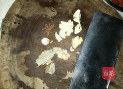 胡萝卜烧肉的做法图解1