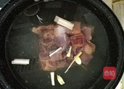 砂锅西红柿土豆炖牛腩（毛豆）的做法图解1