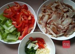 辣椒炒猪耳的做法图解1