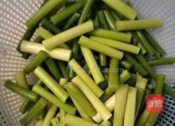 蒜苗炒肉片的做法图解2