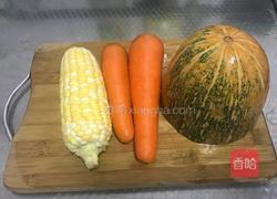 南瓜玉米红萝卜猪骨汤的做法图解1