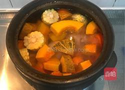 南瓜玉米红萝卜猪骨汤的做法图解3