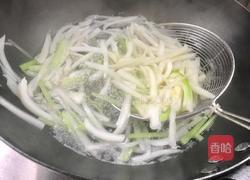 白菜梗子芹菜炒肉丝的做法图解9