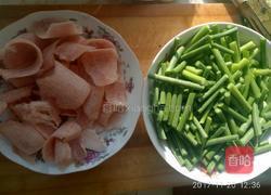 蒜台炒肉的做法图解1