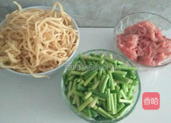 蒜苔肉丝炒饼的做法图解1