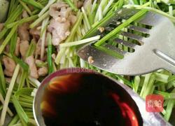 蒜苗炒肉的做法图解8