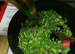 蒜苔小炒肉的做法图解3