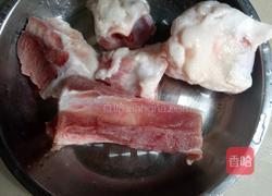 筒骨汤的做法图解1