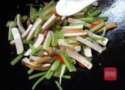芹菜香干炒肉的做法图解12