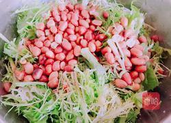 凉拌苦苣花生米的做法图解2