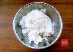 腊肠鸡蛋炒饭的做法图解1