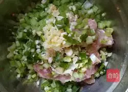 Illustration of how to make celery and pork filling 5