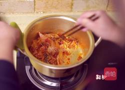 金枪鱼辣白菜汤的做法图解6