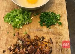 土猪香肠炒剩饭的做法图解1