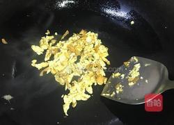 土猪香肠炒剩饭的做法图解2