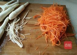 胡萝卜炒茭白的做法图解1