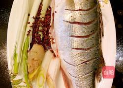 鲁菜大师蒋家菜秘制油泼清蒸鲈鱼的做法图解1