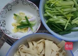 猪肉炒豆腐皮的做法图解2