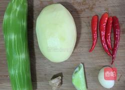 炝炒土豆莴笋片的做法图解1