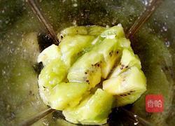 猕猴桃汁的做法图解3