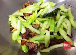 百合西芹炒腊肉的做法图解6