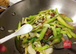 百合西芹炒腊肉的做法图解8