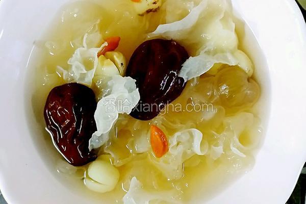 银耳红枣冰糖一起煮有什么功效（银耳莲子红枣枸杞汤的功效与作用）