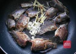 香煎鲫鱼的做法图解7