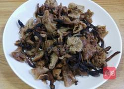 榛蘑炖鸡腿的做法图解1