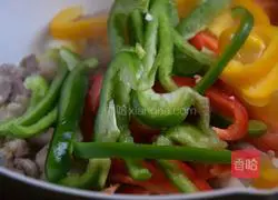 Illustration of how to stir-fry pork with colored pepper 4