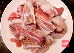 鲁菜大师蒋家菜秘制酱烧猪尾骨的做法图解2