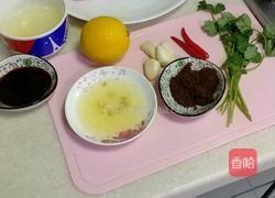 泰式蒸鲈鱼的做法图解1