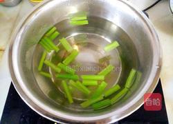 黄豆芽拌芹菜的做法图解5